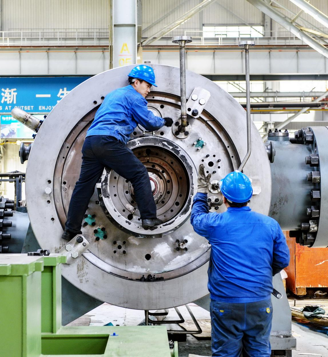 沈鼓集團(tuán)透平公司總裝車間工人裝配機組。沈鼓集團(tuán)供圖