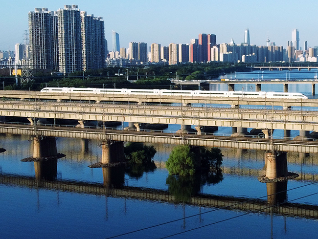 秋高氣爽，來自全國的各車次高鐵馳騁在沈陽。張文魁 攝