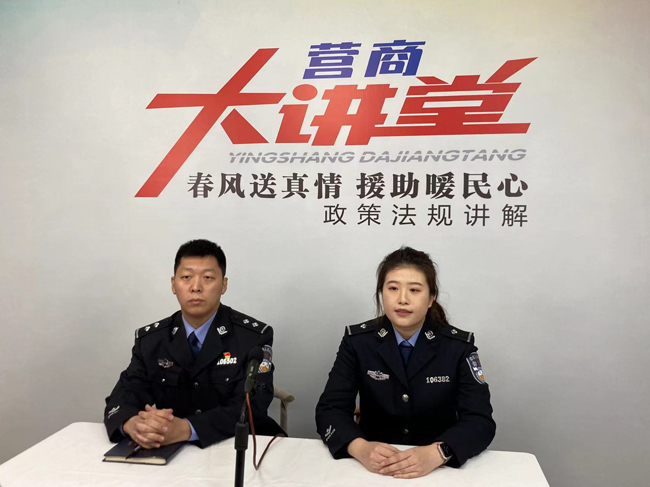 民警介紹落戶沈陽相關(guān)政策。人民網(wǎng) 孝媛攝