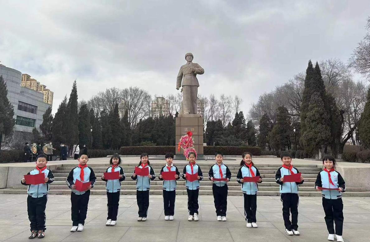 渾南二校學(xué)生在雷鋒雕像前朗誦雷鋒日記。渾南二校供圖