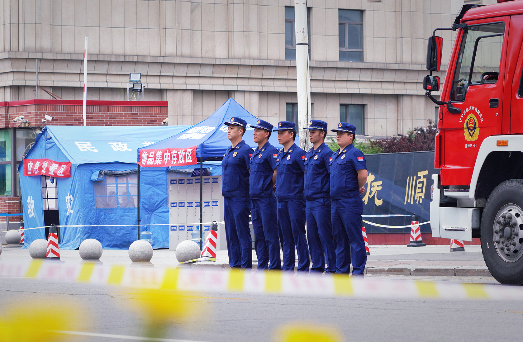 撫順支隊雷鋒消防救援站的消防員在撫順市雷鋒高級中學，為廣大考生順利考試提供有力的安全保障。遼寧省消防救援總隊供圖