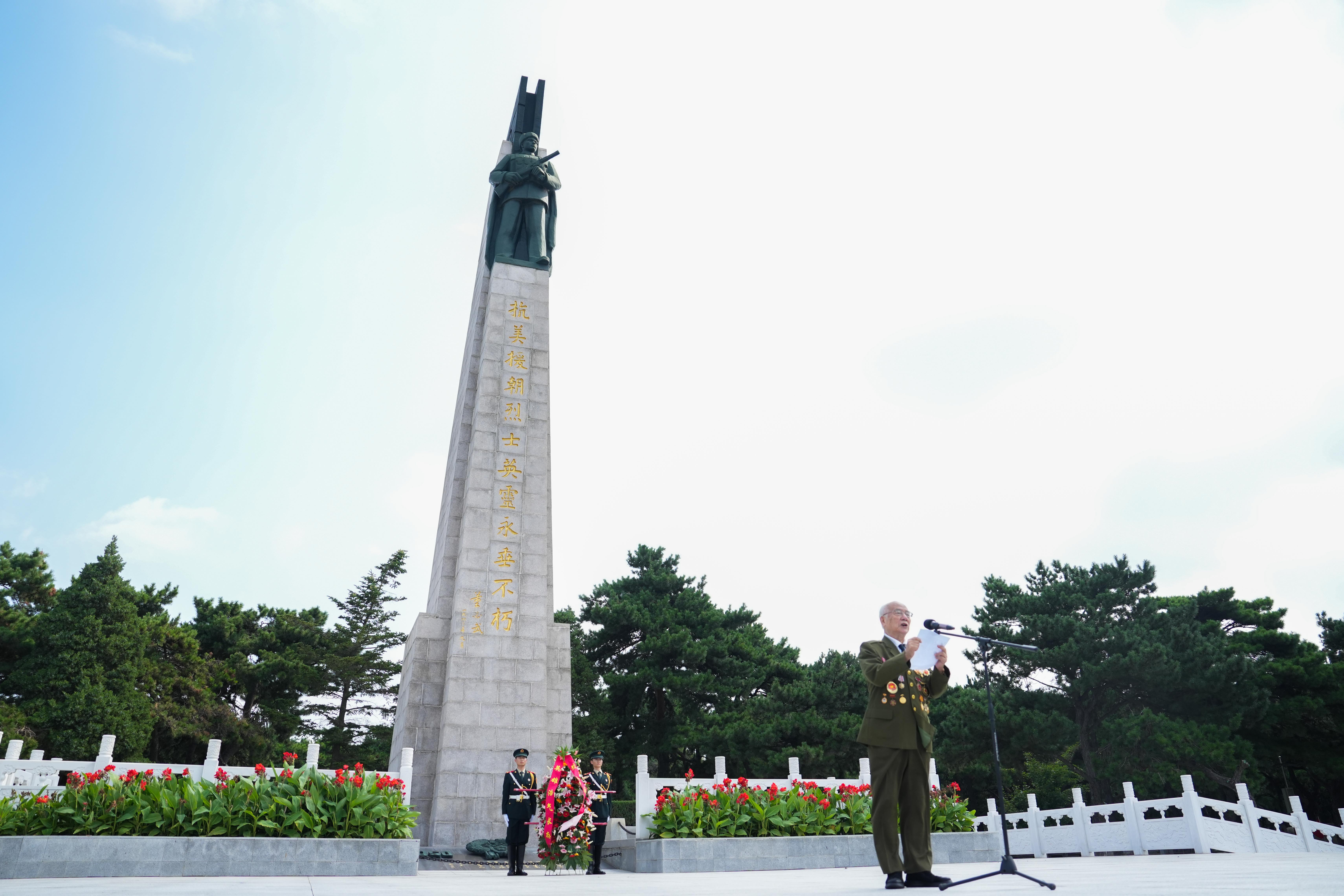 7月27日，志愿軍老戰(zhàn)士、烈士后人、少先隊員代表等來到沈陽抗美援朝烈士陵園，緬懷先烈、致敬英雄。人民網(wǎng)記者 邱宇哲攝