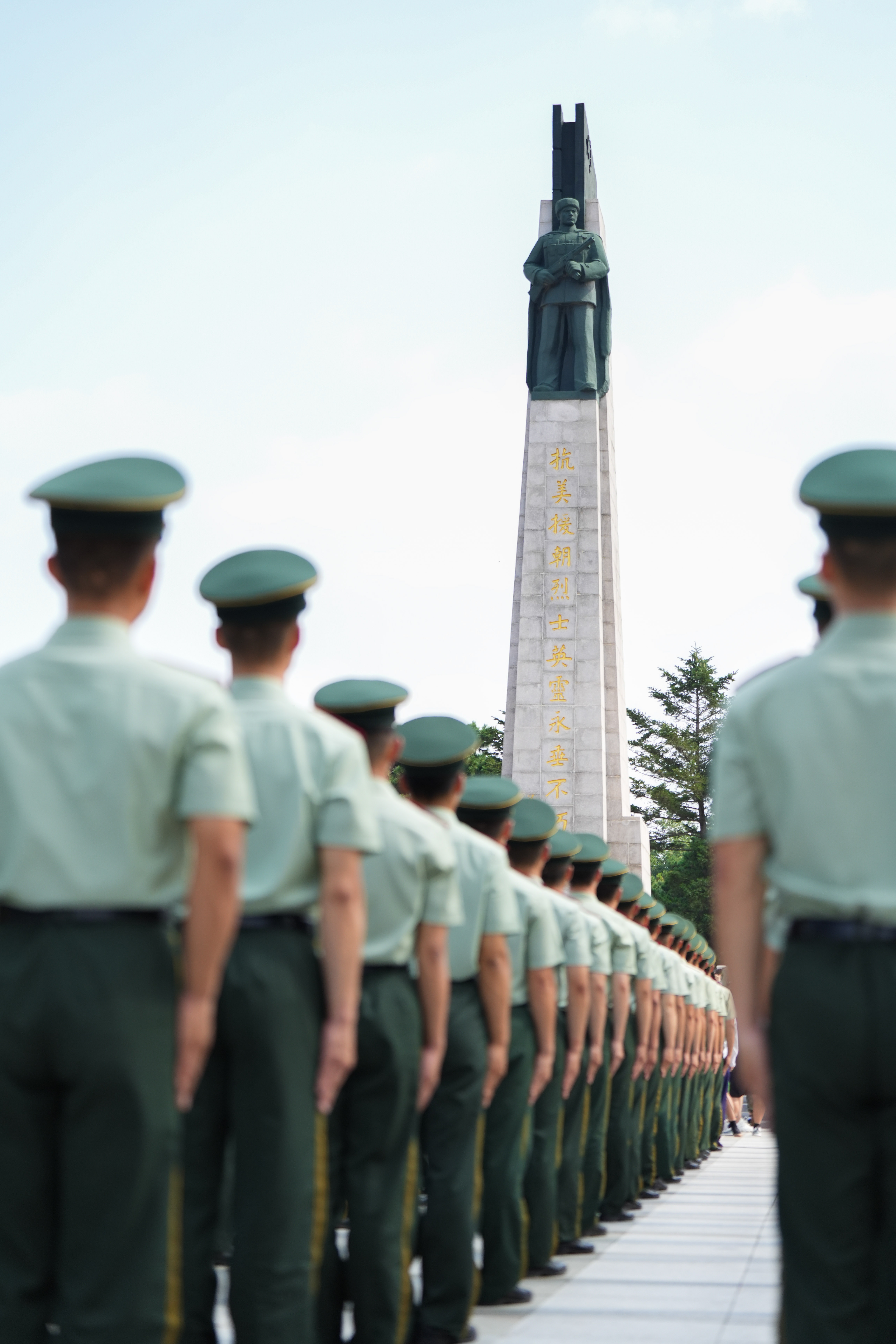 7月27日，志愿軍老戰(zhàn)士、烈士后人、少先隊員代表等來到沈陽抗美援朝烈士陵園，緬懷先烈、致敬英雄。人民網(wǎng)記者 邱宇哲攝