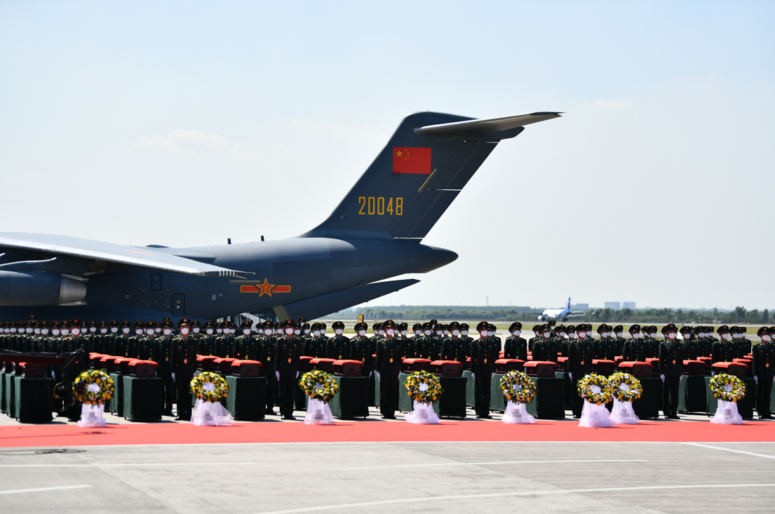 2021年9月2日，第八批在韓中國(guó)人民志愿軍烈士遺骸抵達(dá)沈陽桃仙國(guó)際機(jī)場(chǎng)。人民網(wǎng)記者 邱宇哲攝